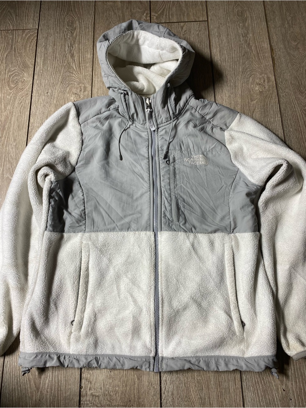 The North Face Denali Hoodie Womens M Gray Cream Fleece Full Zip Jacket Hooded